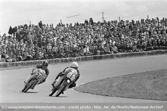 Anscheidt (1) et Lodewijkx (20) lors du TT Assen de 1968
